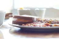 Schmackhafter Favabean-Eintopf, serviert mit cremiger Polenta, ein herzhafte und nahrhaftes vegetarisches Gericht.